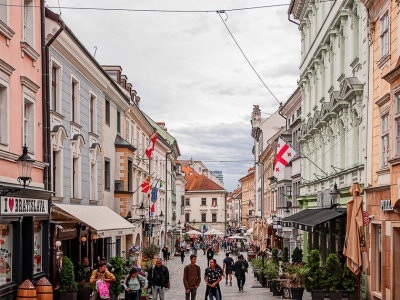 Tego jeszcze nie było. Nasz sąsiad  ogranicza prędkość ruchu pieszych