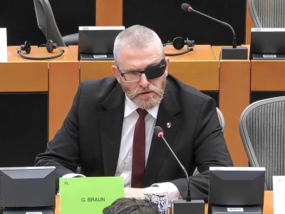 PiS i KO budują pozycję Brauna. 10% poparcia dla „frontu gaśnicowego” to nie przypadek