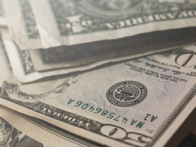 Stopy procentowe w USA w dół. Dolar zyskuje po słowach szefa Fed