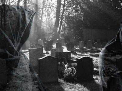 Przesądy i zabobony związane z cmentarzem – czego nie wolno robić przy grobach?