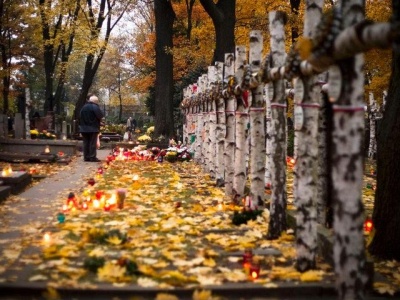 Cmentarz Wojskowy na Powązkach: Historia, dojazd, godziny otwarcia i parking