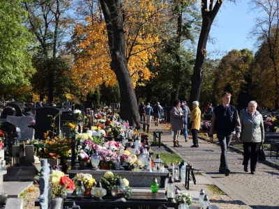 Nawet 500 zł mandatu. Uważaj, co stawiasz na grobie