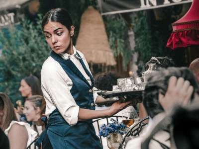 Uśmiech za napiwek: jak klienci nadużywają władzy nad pracownikami