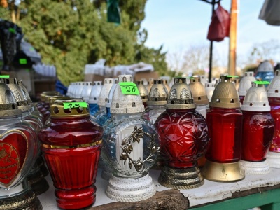 Ceny zniczy zbliżone do ubiegłorocznych. Producenci mają dziś inny problem