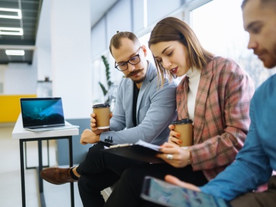 Firmy coraz chętniej zatrudniają po cichu. Ukryty rynek pracy rośnie w siłę