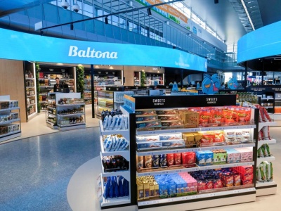 Nie masz gdzie usiąść, a woda kosztuje krocie? Lotniska robią to specjalnie. Znamy ich sekret