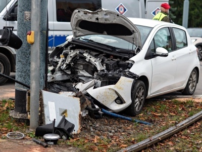Próbował uniknąć zderzenia, uderzył w słup