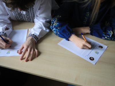 Decyzja zapadła. Jeśli chcą zobaczyć klasówki swoich dzieci, muszą zapłacić