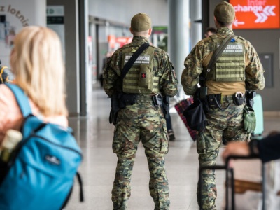 Funkcjonariusze SG z Katowic-Pyrzowic zatrzymali poszukiwanego listem gończym