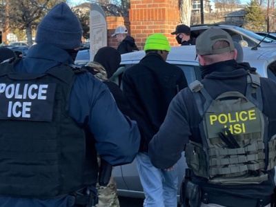 Agenci ICE krążą w pobliżu szkół. Rodzice i aktywiści domagają się stanowczej reakcji burmistrza Chicago