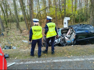 Zjechał z drogi, uderzył w drzewo i dachował. Kierowca zginął na miejscu
