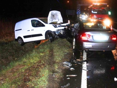 Nietrzeźwy kierowca BMW spowodował czołowe zderzenie. Dwie osoby ranne