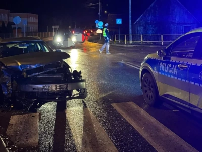 Zderzenie dwóch aut w Jabłoni Kościelnej. Dwoje dzieci trafiło do szpitala