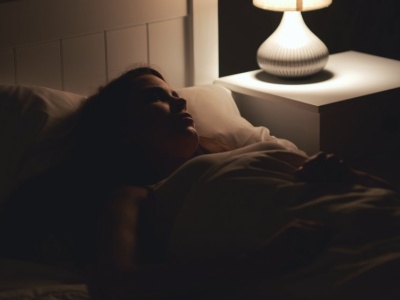 Lekarze ostrzegają: ten wieczorny nawyk potajemnie wysysa twoją energię. Nie chodzi o telefon