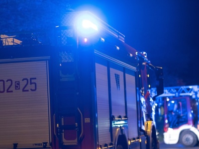 Drzewo spadło na samochód. W środku był mężczyzna z dzieckiem