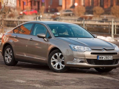 Używany Citroën C5 II z silnikiem 2.0 i 2.2 HDi. Ile teraz kosztuje na polskim rynku wtórnym?