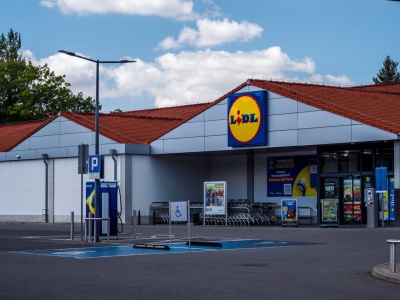 Być może Lidl i Biedronka chcą, żebyśmy stali w długich kolejkach. Bo zamierzają „wychować” klientów