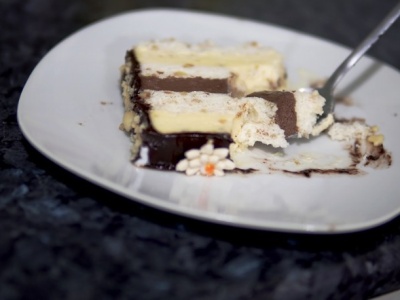 Przełóż herbatniki kremem. Szybkie ciasto na Wszystkich Świętych rodem z PRL-u