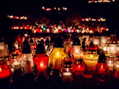 Ciemna strona Święta Zmarłych. Tony śmieci i plastiku. „9 kg na grób”