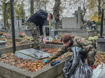 Terytorialsi z batalionu w Ciechanowie odwiedzają cmentarze i miejsca pamięci