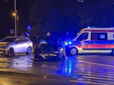 Potężna kolizja przy Lidlu w Olsztynie. 21-latek nie ustąpił pierwszeństwa