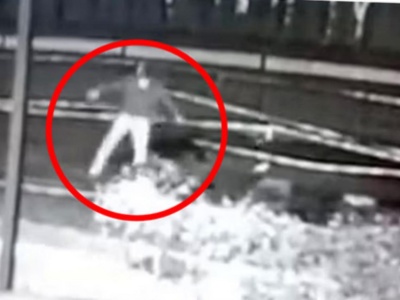 Skatował nieznajomą, gdy spacerował z córką. Wszystko się nagrało