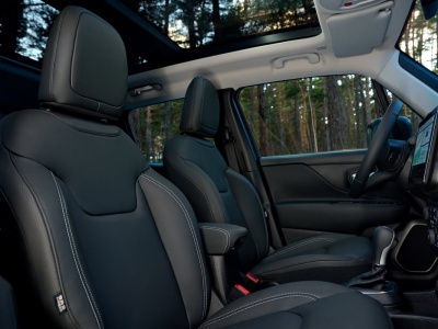 Ma pudełkowate nadwozie i silnik 1.5, ale spala dużo mniej niż chińskie SUV-y. W salonach Jeepa kosztuje od 117 500 zł