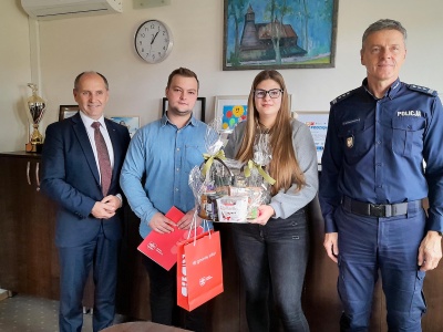 Wójt i komendant policji dziękują za odwagę i poświęcenie – FOTO