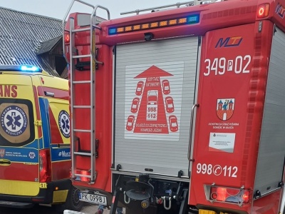 Dramat w gospodarstwie! Kobieta spadła z łyżki ładowarki podczas pracy w kurniku