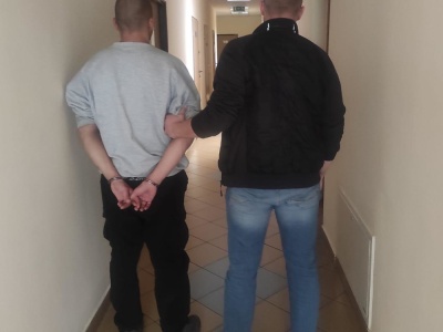 Policjanci z Wawra zatrzymali podejrzanego, który rzucił się z nożem na sąsiada