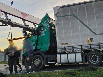 Zmiażdżona kabina ciężarówki, brak wjazdu do centrum handlowego w Lublinie