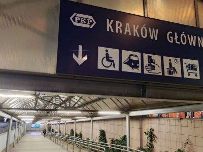 Turyści zabłądzili w Krakowie. Szukali ich policjanci i Straż Ochrony Kolei