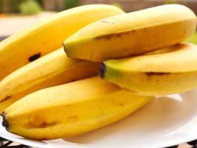 Nie myjesz bananów? Zobacz, co odkryto na ich skórkach