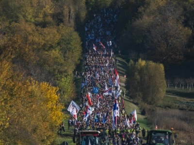 Tłumy maszerują do Nowego Sadu. Wrze przed rocznicą tragedii