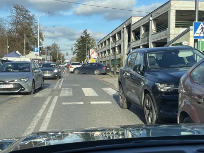 Jeśli piekło istnieje, wygląda jak parking pod cmentarzem przed 1 listopada. Dziś je odwiedziłem