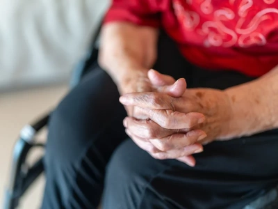 Rząd wyklucza seniorów z nowej ustawy. Resort rodziny tłumaczy