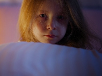 Rodzice, nie róbcie tego przed snem! 6 wieczornych nawyków, które rujnują sen waszych dzieci