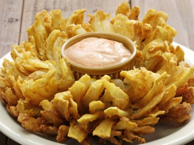 Pieczona cebula z sosem serowym i grzankami korzennymi, czyli Jurka Sobieniaka jesienna przekąska idealna