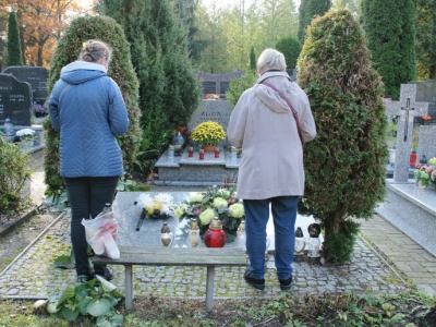 Od 500 zł do 8 lat więzienia. Tego nie wolno robić na cmentarzach