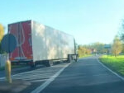 Szok na DK32! Ciężarówka wyprzedzała „elkę” pod prąd na wysepce (FILM)