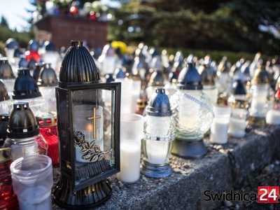 Wszystkich Świętych. Sprawdź zmiany w organizacji ruchu, parkingi, specjalne linie autobusowe