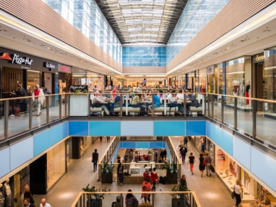 Węgierski gigant wchodzi do Polski z ogromnym budżetem. Chce kupić osiem hipermarketów Auchan