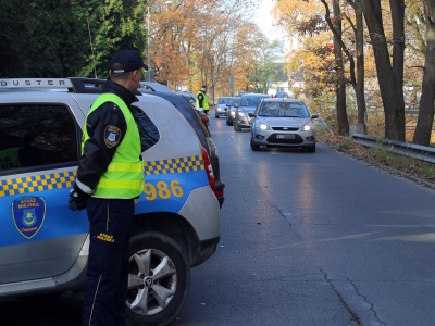 Spokojny poranek na drogach regionu. Służby pilnują porządku w okolicy cmentarzy