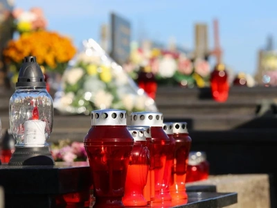 Polacy uwielbiają te znicze, a są ogromnym zagrożeniem. „Wycofać ze sprzedaży”