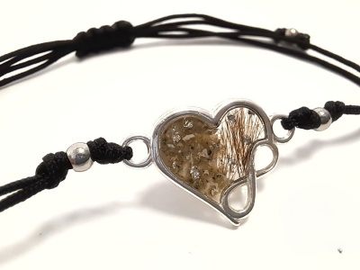 Biżuterię z prochów zmarłych  można kupić również w Polsce. „Diamenty z ludzi sprzedają się średnio po kilkanaście tysięcy złotych”