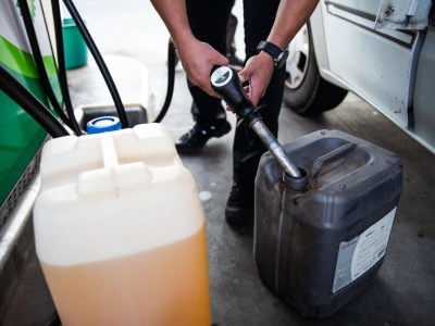 Wystarczy jeden błąd przy tankowaniu. 3000 zł kary i odpowiedzialność za pożar