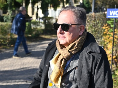 Nie tylko Robert Makłowicz. Gwiazdy tłumnie kwestują na warszawskich cmentarzach