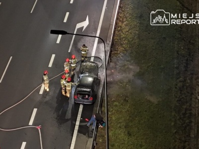 Spod maski dym i płomienie czyli pożar auta na trasie S8. Akcja straży pożarnej