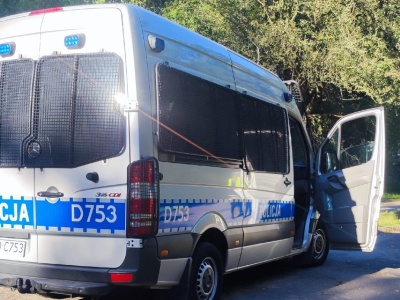 Między blokami biegła naga kobieta, za nią podążał mężczyzna. Nie ma powodów do niepokoju