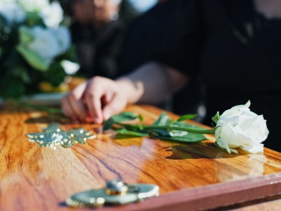 Śmierć pracownika a obowiązki pracodawcy. Firma musi dopilnować formalności